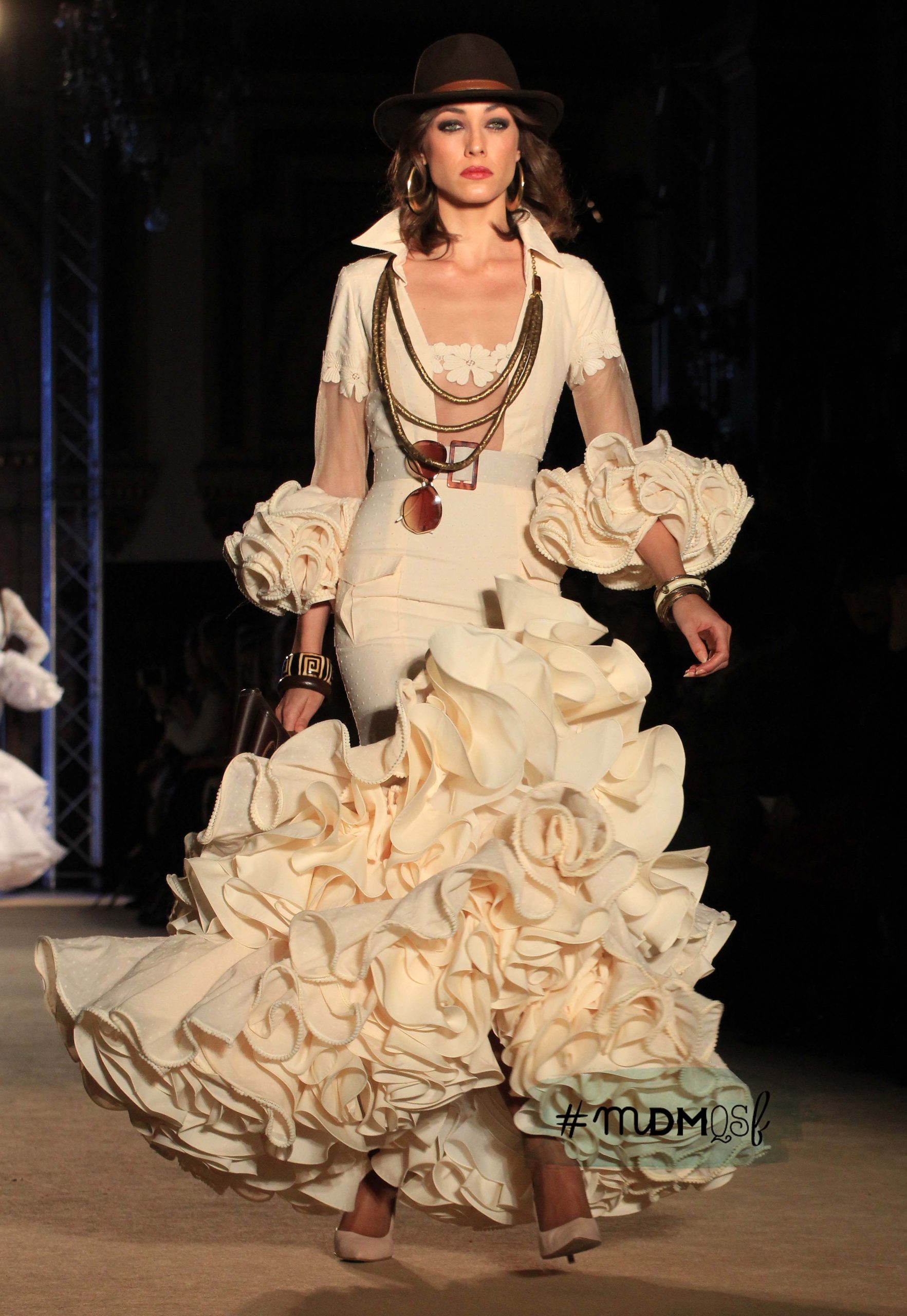 Falda y blusa de flamenca perforada blanca - Sara de Benítez